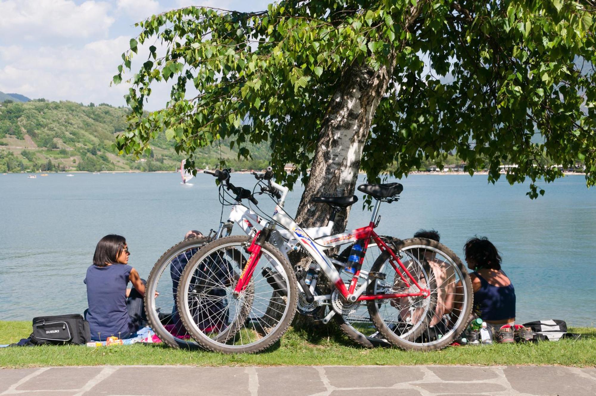 Energy Hotel Calceranica al Lago Bagian luar foto